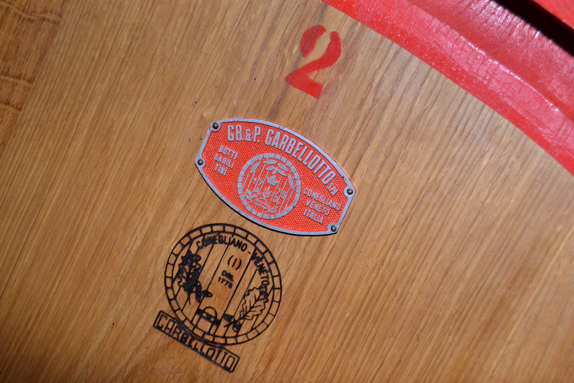 Dettaglio di botte in rovere in cantina, tour Valle Martello con visita guidata e degustazione vini