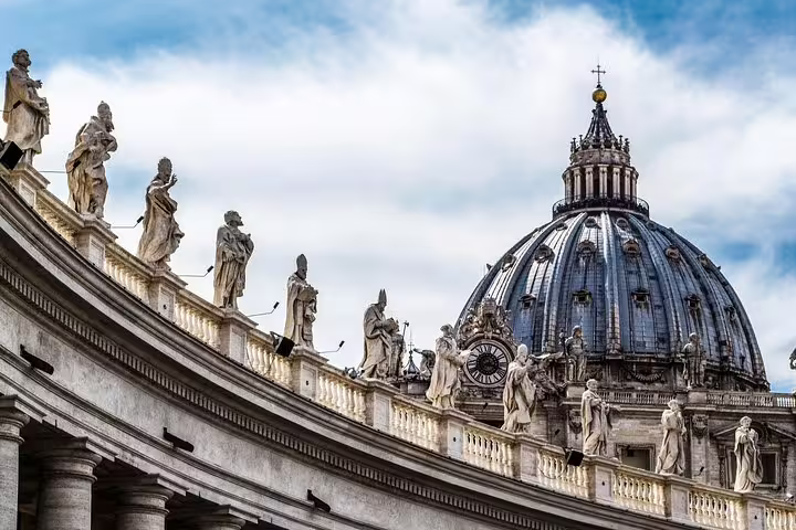 Statues lining St Peter’s Square colonnade with the grand dome of St Peter’s Basilica on an Exclusive Vatican Museums tour