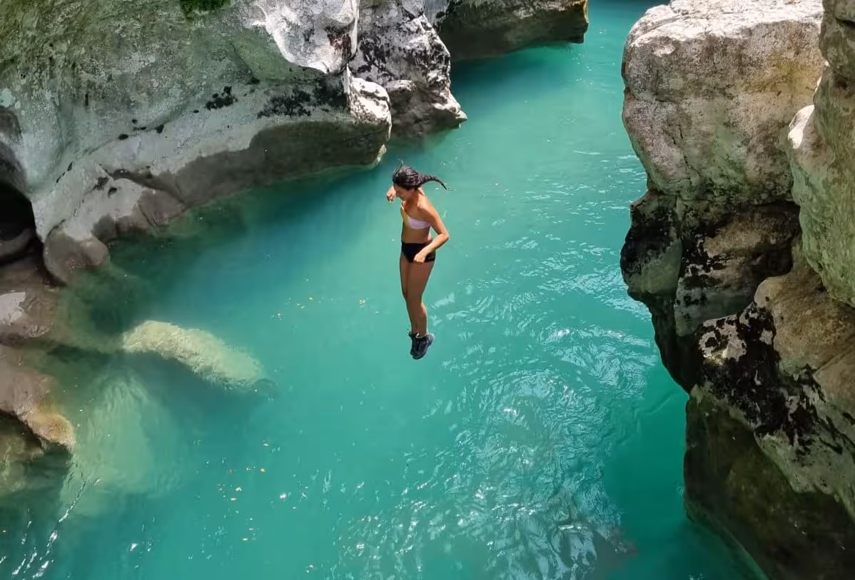 Cliff jump into turquoise Verdon River on Verdon Grand Canyon 3D/2N lodge tour adventure in Provence