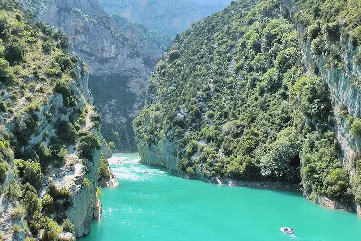 Turquoise Verdon Gorge river framed by limestone cliffs, scenic stop on Provence lavender private day trip