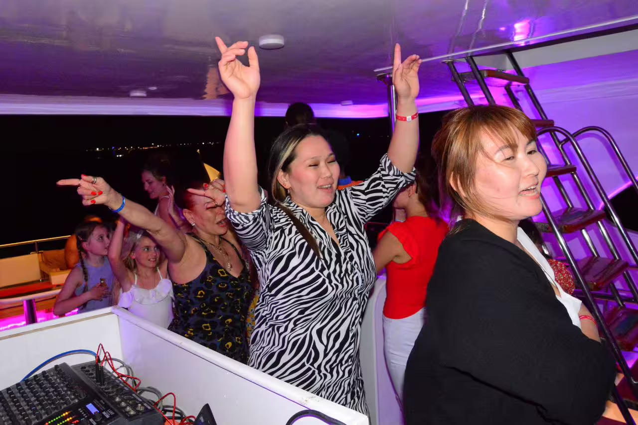 Guests dancing under LED lights on VIP boat party, Sharm El Sheikh dinner cruise with DJ and nightlife vibe