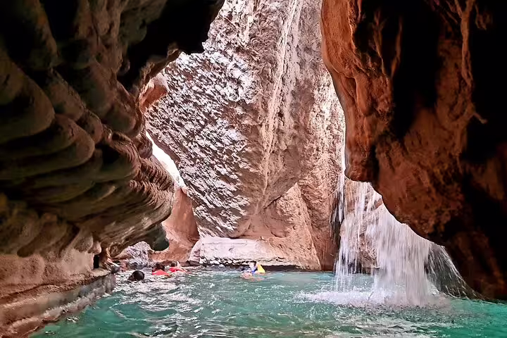 Discover the enchanting Wadi Shab in Oman, where turquoise waters and dramatic rock formations create a breathtaking oasis.