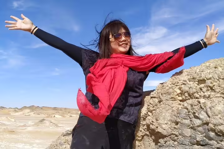 Traveler posing on chalk rock in Egypt’s White Desert on a 3 days 2 nights Bahariya Oasis safari tour