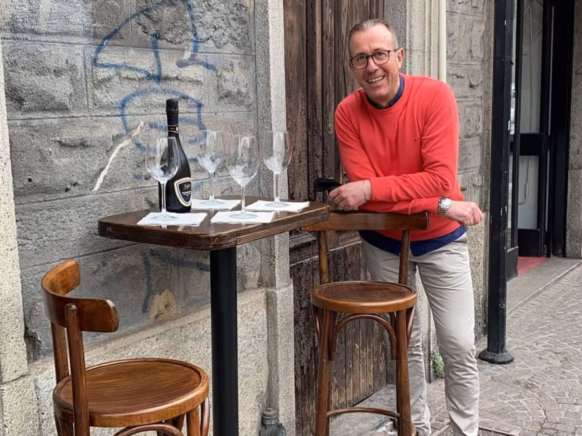 Outdoor setup with wine on rustic table at Lake Como, perfect for intimate wine tasting and relaxation.