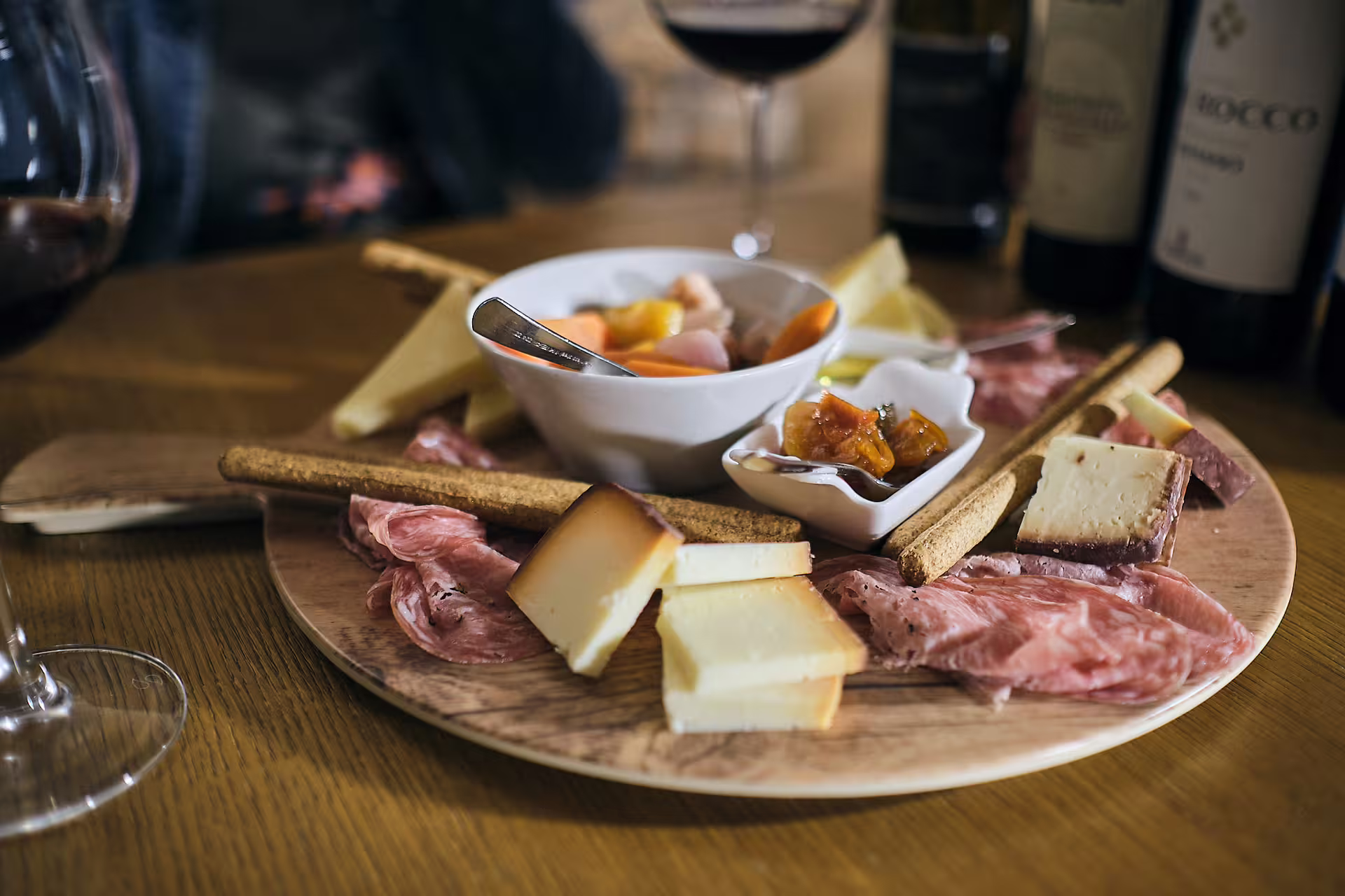 Italian cheese and salumi board with fruit chutney paired with local wines on a Verona tasting near Juliet’s House