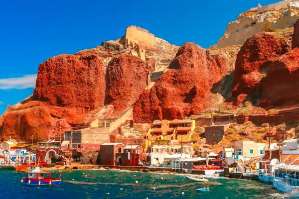 Ammoudi Bay in Santorini, Greece, is a picturesque harbor beneath the village of Oia. With crystal-blue waters, white buildings, and charming fishing boats, it offers incredible sights and a tranquil atmosphere.