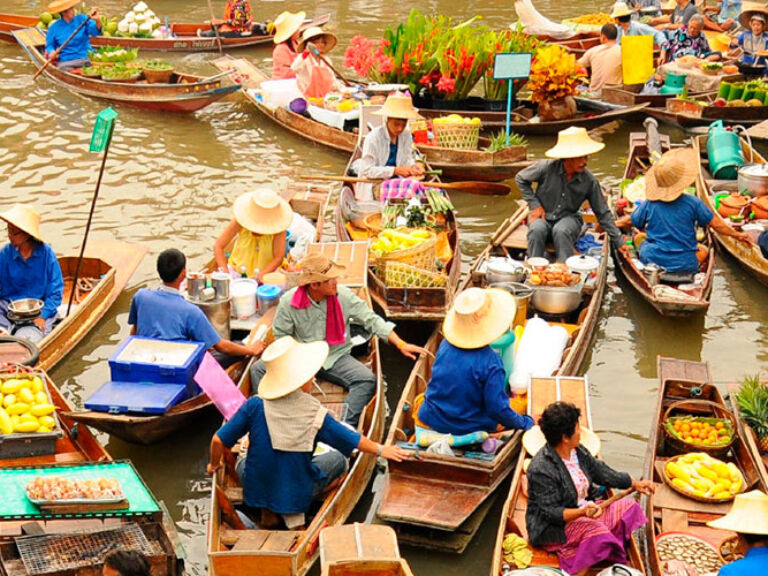 Samut Songkhram province is home to Amphawa Floating Market, one of Thailand's oldest and most popular floating markets. The market is open every day from noon until late evening, and it is especially busy on weekends.