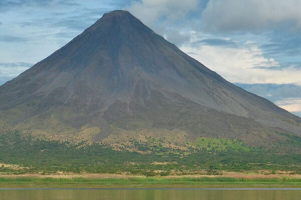 Arenal Volcano National Park, located in Alajuela's northwestern province, is a top Costa Rican tourist spot. Drawing tens of thousands annually, the park features the Arenal Volcano and Laguna de Arenal, ideal for hiking, bird watching, and swimming.