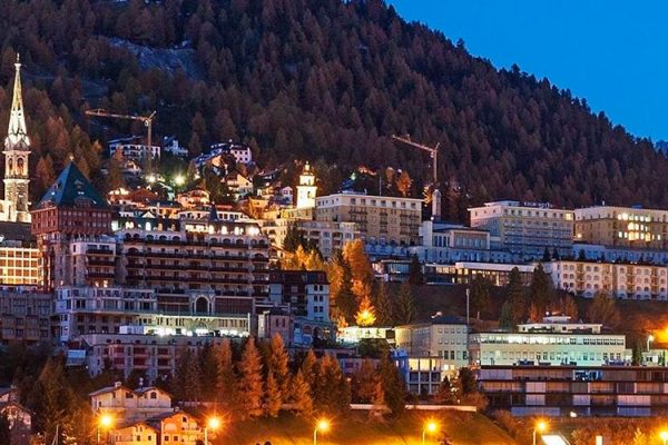St. Moritz in the Swiss Alps offers an ideal setting for winter sports, luxury shopping, and fine dining. This glamorous destination, beloved by the international jet-set, also hosts exciting events like the White Turf horse races.
