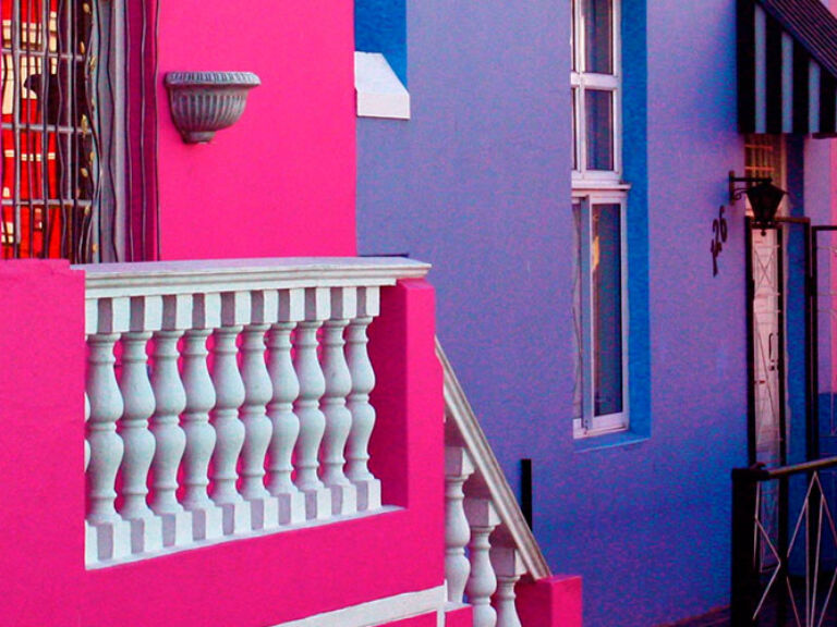 Bo-Kaap, a historic Cape Town neighborhood, is famed for its colorful houses and museum. Originally home to slaves in the 16th and 17th centuries, it's now a vibrant, diverse community and a popular tourist destination.