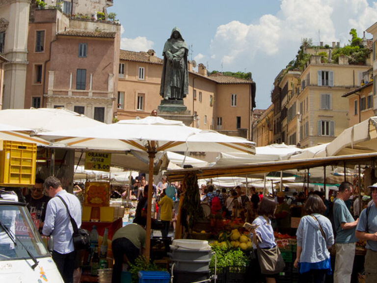 Discover romance in the heart of Rome at Campo dei Fiori. This picturesque square, adorned with vibrant flowers and medieval buildings, offers a breathtaking setting to relax and immerse yourself in the city's charm. Conveniently located, it's the ideal base for exploring Rome's wonders.