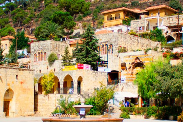 In Lebanon's Chouf Mountains, the Fakhreddine Mosque graces Deir el-Qamar. Built during Fakhreddine II's reign in the 17th century, it fuses Ottoman and Lebanese design. The rectangular structure features a central courtyard and a dome-capped prayer hall.