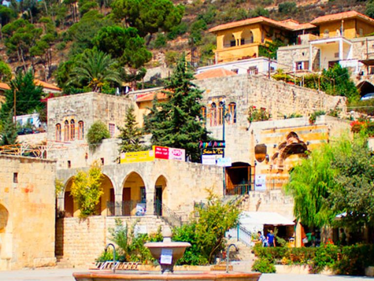 In Lebanon's Chouf Mountains, the Fakhreddine Mosque graces Deir el-Qamar. Built during Fakhreddine II's reign in the 17th century, it fuses Ottoman and Lebanese design. The rectangular structure features a central courtyard and a dome-capped prayer hall.