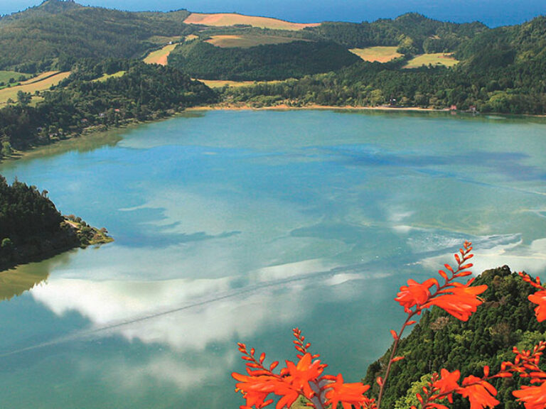 The Pico do Ferro Viewpoint is the most famous viewpoint of all that can be found in Lagoa de Furnas. The place is simply breathtaking. From the top of Pico do Ferro, you can see the entire lake and the village of Furnas.