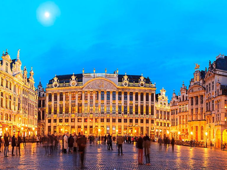 The Grand Place (Grote Markt) in Brussels is a UNESCO World Heritage Site, boasting stunning architecture, including the Town Hall, King's House, and Breadhouse. A must-visit square in Europe.