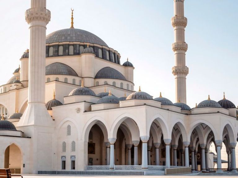 Sharjah Mosque, in the UAE's third-largest city, captivates with its iconic stature and Emirati architectural grandeur. Its magnificent hundred-meter white marble dome pays homage to Islamic artistry, setting it apart in Sharjah and Dubai.