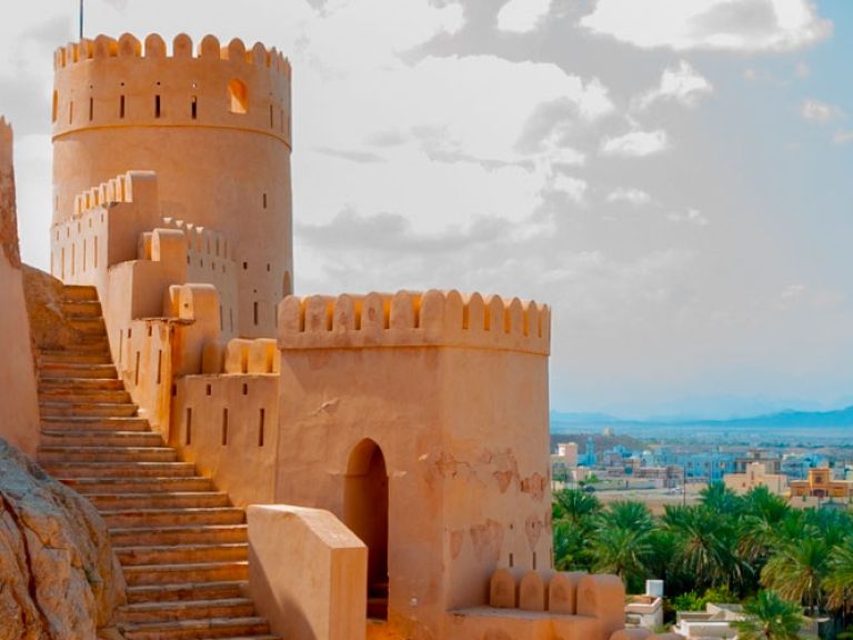 Jabreen Castle, a 17th-century Omani palace, is renowned for its detailed carvings and paintings. Now a museum, it displays traditional artifacts and offers insight into the ruling elite's life.