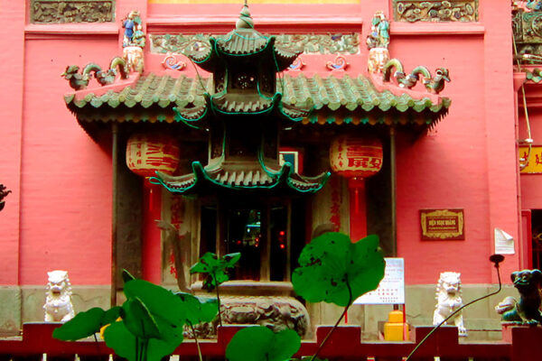 The Phước Hải Tự, more commonly known as the Jade Emperor Pagoda, is a beautiful and historic temple located in Saigon, Vietnam. The pagoda was built in 1909 by two Chinese immigrants and is currently the oldest surviving pagoda in Vietnam. The Jade Emperor Pagoda is dedicated to the supreme ruler of the heavens, the Jade Emperor, and is a popular destination for both locals and tourists alike.