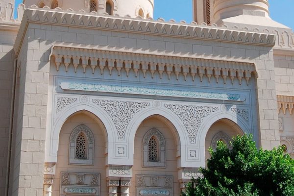 Jumeirah Mosque in Dubai is a historic UAE landmark, drawing thousands annually for its stunning Islamic architecture and deep ties to Emirati culture.