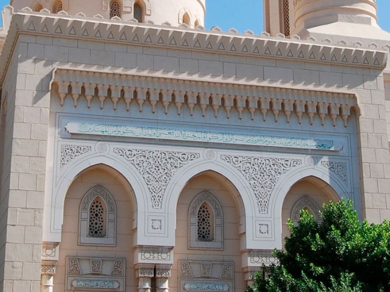 Jumeirah Mosque in Dubai is a historic UAE landmark, drawing thousands annually for its stunning Islamic architecture and deep ties to Emirati culture.