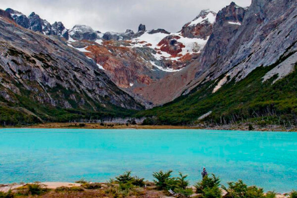 Discover the enchanting Laguna Esmeralda in Ushuaia, Argentina—a haven for nature and ecotourism enthusiasts. Observe penguins, cormorants, and flamingos in their natural habitat. Unforgettable South American nature experience awaits!