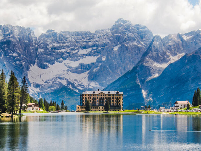 Discover the beauty of Lake Misurina in the Italian Alps! With shimmering blue waters and breathtaking mountain views, it's a must-visit destination. Enjoy a range of activities amidst the stunning surroundings. Plan your unforgettable trip today!