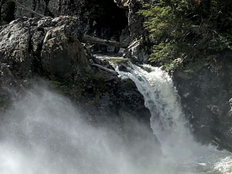 Lasifashaj Waterfall, Tierra del Fuego, reaches its peak splendor from November to January, boasting an impressive water level and creating mesmerizing rainbows. In winter, access is possible but requires appropriate cold-weather attire due to extreme conditions.