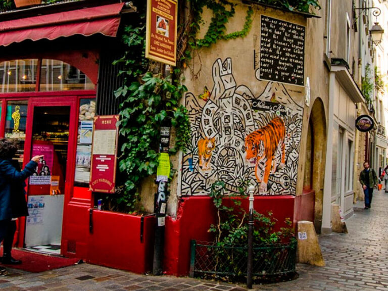Le Marais, a historic Parisian district, boasts notable monuments like the Jewish Art and History Museum and the Picasso Museum. Renowned for its vibrant nightlife and diverse shopping and dining options, it's a must-visit locale.