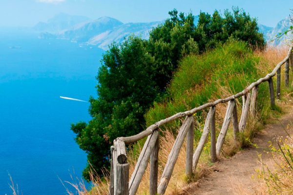 Discover the famous Path of the Gods, a stunning hiking trail along Italy's Amalfi Coast. Stretching from Bomerano to Positano, it offers breathtaking views and attracts hikers and tourists from around the world.