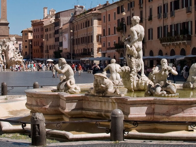 Piazza Navona's main draw is the three fountains commissioned by Gregorio XIII Boncompagni. The central Fontana dei Quattro Fiumi, crafted by Bernini, symbolizes rivers from different continents: The Nile, The Ganges, The Danube, and The Río de la Plata.