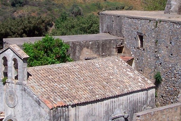 Discover the historic Preveli Monastery on Crete's south coast. Nestled by the Megalopotamos River and overlooking the Libyan Sea, it played a vital role in Cretan resistance against the Ottoman rule since the 16th century.