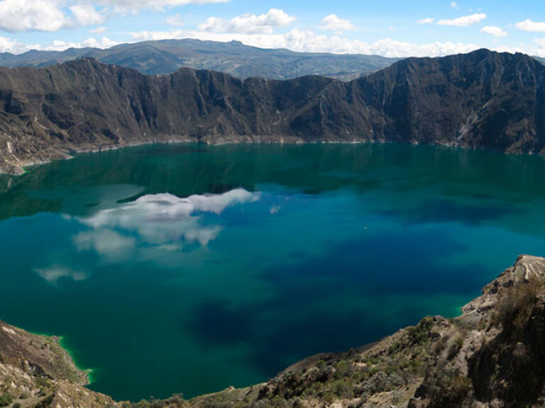 In the heart of the Ecuadorian Andes, at an altitude of 3,914m above sea level, lies the stunning Quilotoa lake. Formed by a volcanic eruption around 800 years ago, the majestic crater lake is one of the most popular tourist destinations in Ecuador.