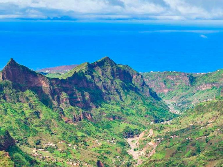 Discover Serra Malagueta Natural Park on Santiago Island, Cape Verde. Rugged landscapes, impressive peaks, and diverse wildlife create an unforgettable experience. Covering 775 hectares, it houses endemic plant and animal species.