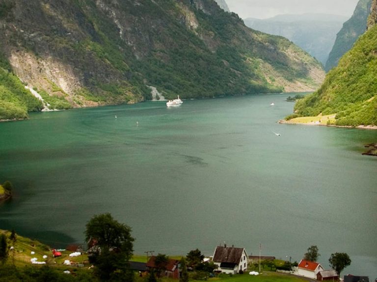 Discover the majestic Sognefjord, Norway's largest and deepest fjord. Stretching over 205km, it boasts depths of 1308m, earning it the title "King of the Fjords." Experience this natural wonder in western Norway.