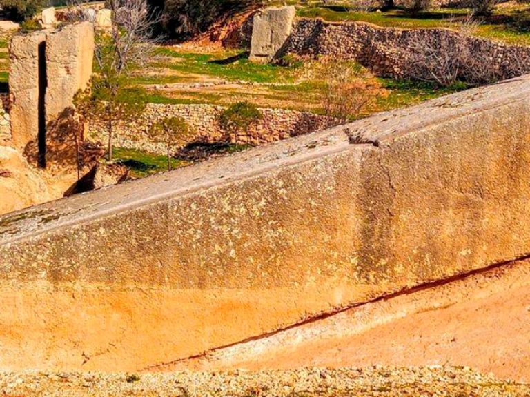 In Baalbek, Lebanon, the Stone of the Pregnant Woman stands as a captivating historical marvel. This colossal stone, weighing 1,000 tons and dating to the Roman Empire (27 BC - 14 AD), measures 21.5m x 4.8m x 4.2m.