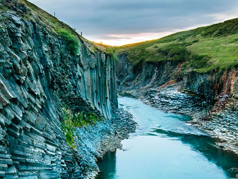Discover the breathtaking beauty of Stuðlagil Canyon, an enchanting wonder tucked away in the rugged landscapes of Iceland. This comprehensive guide invites you to explore the mesmerizing allure of Stuðlagil Canyon, renowned for its vibrant basalt columns and crystal-clear glacial river.