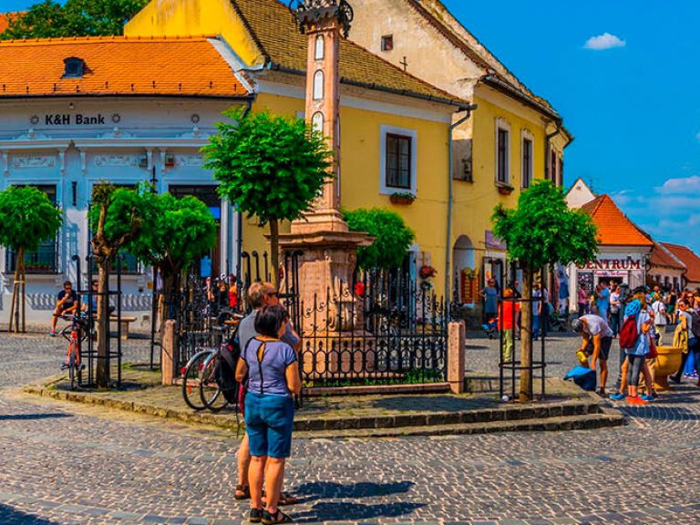 Discover Szentendre, a charming Hungarian town on the Danube riverbank. With its artistic heritage, Mediterranean vibe, and picturesque architecture, it's a must-visit tourist destination. Easily accessible from Budapest, just 40 minutes by car or boat.