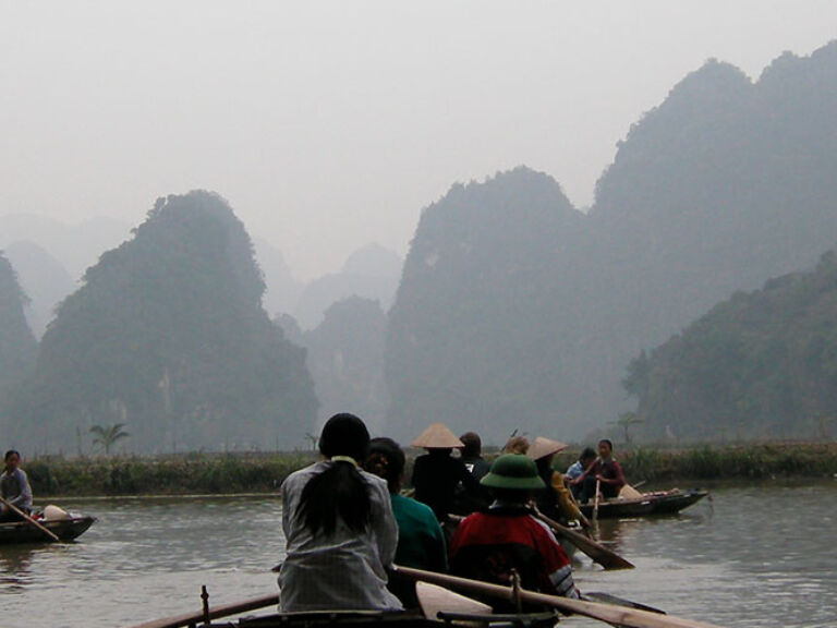 Welcome to Tràng An, Vietnam! This beautiful area is renowned for its stunning scenery and fascinating history, and is a must-visit for any traveler to Vietnam. The first thing you'll notice when you arrive in Tràng An is the incredible natural beauty of the area. The soaring cliffs, verdant jungle, and meandering rivers make for a truly unique and breathtaking landscape.