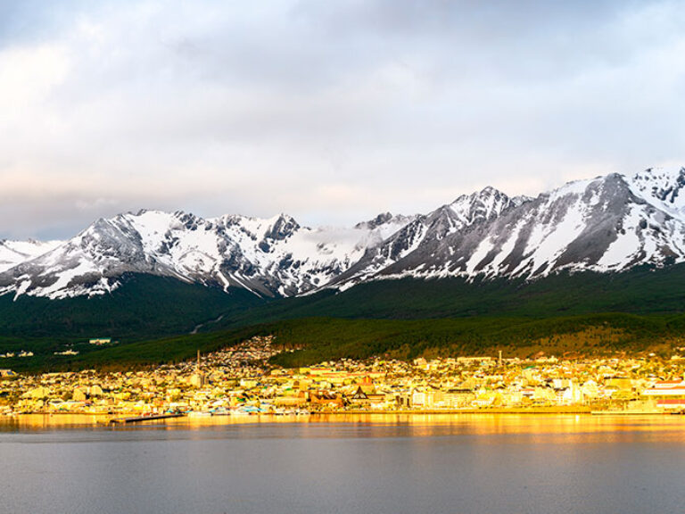 Ushuaia is a tourist city in Argentina that is located in the archipelago of Tierra del Fuego, in the extreme south of South America, known as the "end of the world".