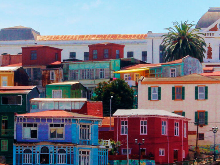 Valparaíso, Chile's vibrant coastal city, boasts a UNESCO World Heritage Site, unique architecture, and a rich culture. Whether it's the beach, history, or nightlife, Valparaíso has something for everyone. Explore it today!