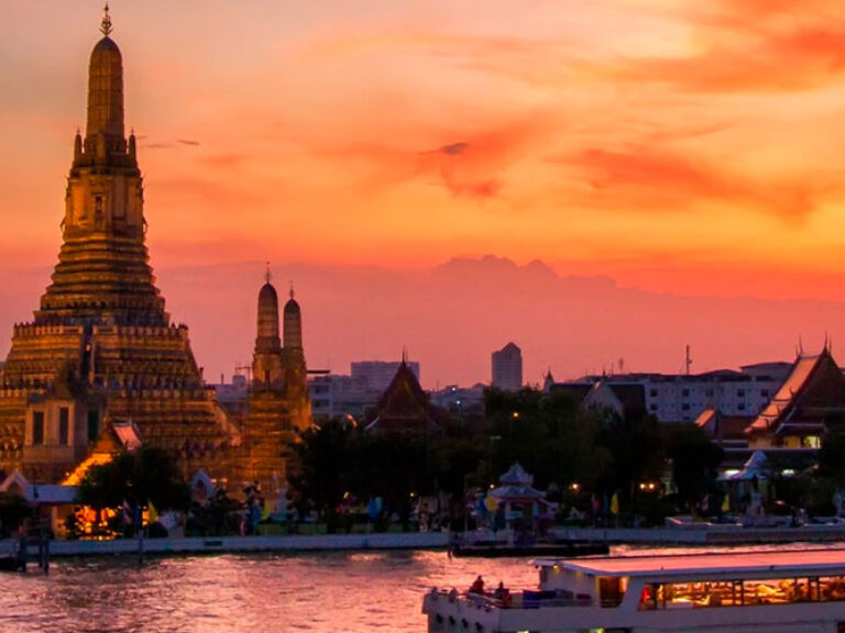 Wat Arun, a prominent Buddhist temple in Bangkok, Thailand, is famed for its missile-shaped spire along the Chao Phraya River. As one of Bangkok's oldest temples, with roots in the Ayutthaya Period, it stands today as a top global tourist destination, drawing visitors worldwide.