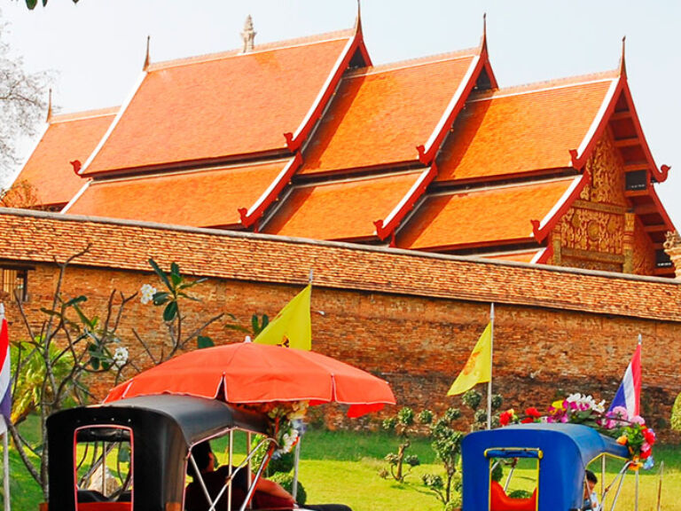 Wat Phra That Lampang Luang is a fortified temple or wiang located in Lampang Province, Thailand. It was built on top of an earth mound and is surrounded by high brick walls. In the early 18th century, the temple was expanded and remodeled in the Burmese style.