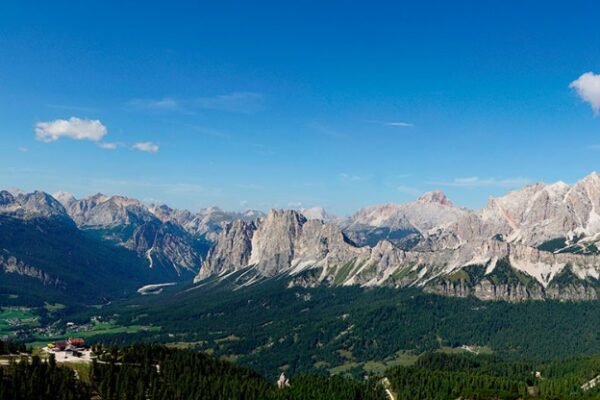 Cortina d'Ampezzo, nestled in the Italian Alps, offers breathtaking landscapes, rich heritage, and varied sports. Ideal for exploring the outdoors or relaxing, it caters to all in its stunning setting.
