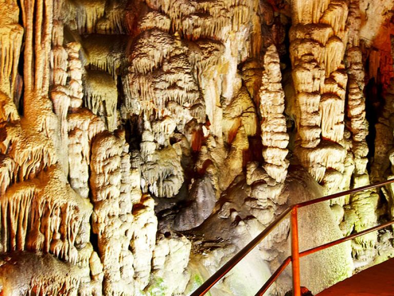 Discover Zeus Cave, near Psychro village in Crete. Greek mythology deems it the birthplace of Zeus. Explore impressive stalactites and stalagmites, and the steep path offers scenic views. An essential archaeological site dating back to the Neolithic period. Enjoy a refreshing interior temperature, a welcome respite from the heat. Connect with Greek mythology and explore this magical place.