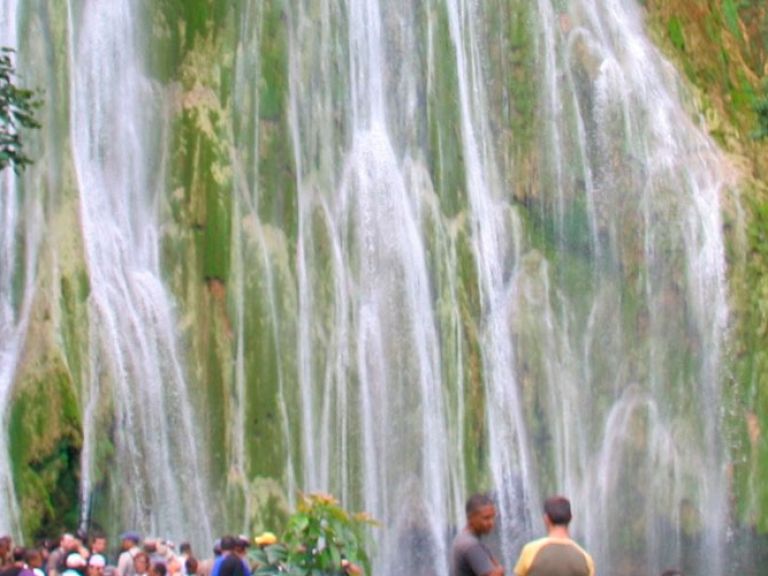 El Limon Waterfall in the Dominican Republic stands at 75 meters and offers visitors a unique opportunity to enjoy natural beauty and tranquility with deep pools and rushing water sounds.