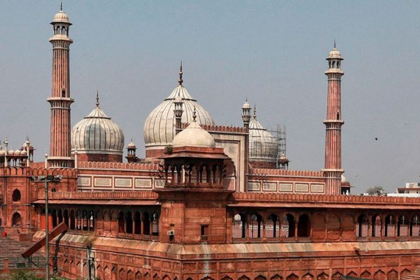 Delhi's Jama Masjid, built by Shah Jahan between 1650-1656, is India's largest mosque near the Red Fort. It can host 25,000 worshippers and features two minarets and a central 55-meter tower.