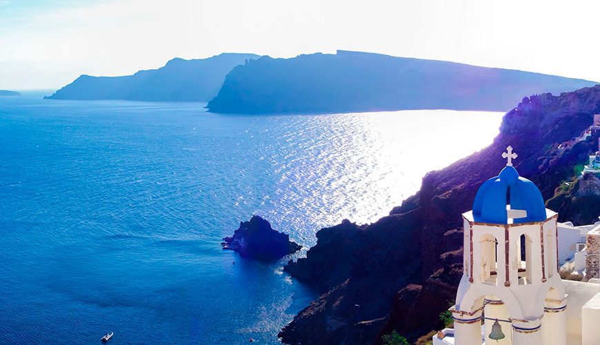 Santorini, Greece: Greece, the very cradle of Western civilization, awaits you. This country, rich in history and culture, offers a bounty of experiences that make it an ideal holiday destination.
