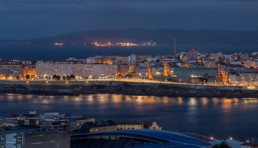 A Coruna panorámica nocturna - AdobeStock_293807557