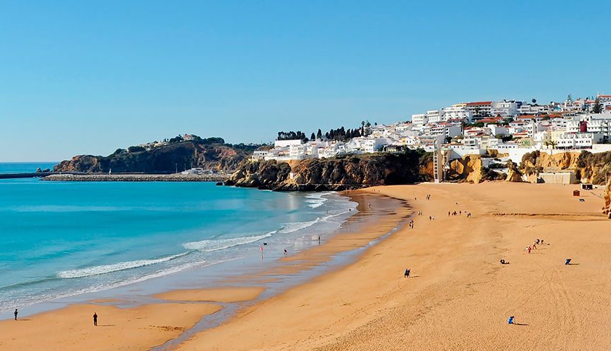 The progress has turned Albufeira into a city with tourism and leisure as its vocation but the streets in the hold Cerro da Vila (mediaeval area) still preserve the picturesque appeal of whitewashed houses and steeply narrow streets.