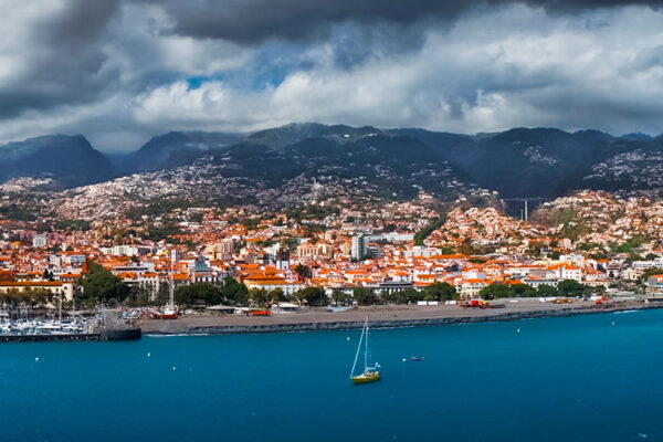 Welcome to Madeira, a captivating island paradise nestled in the Atlantic Ocean. With its stunning natural landscapes, pleasant climate, and rich cultural heritage, Madeira offers a truly unforgettable experience.